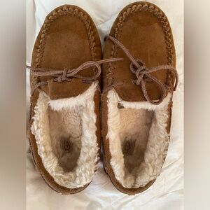 Ugg moccasin shoe good condition